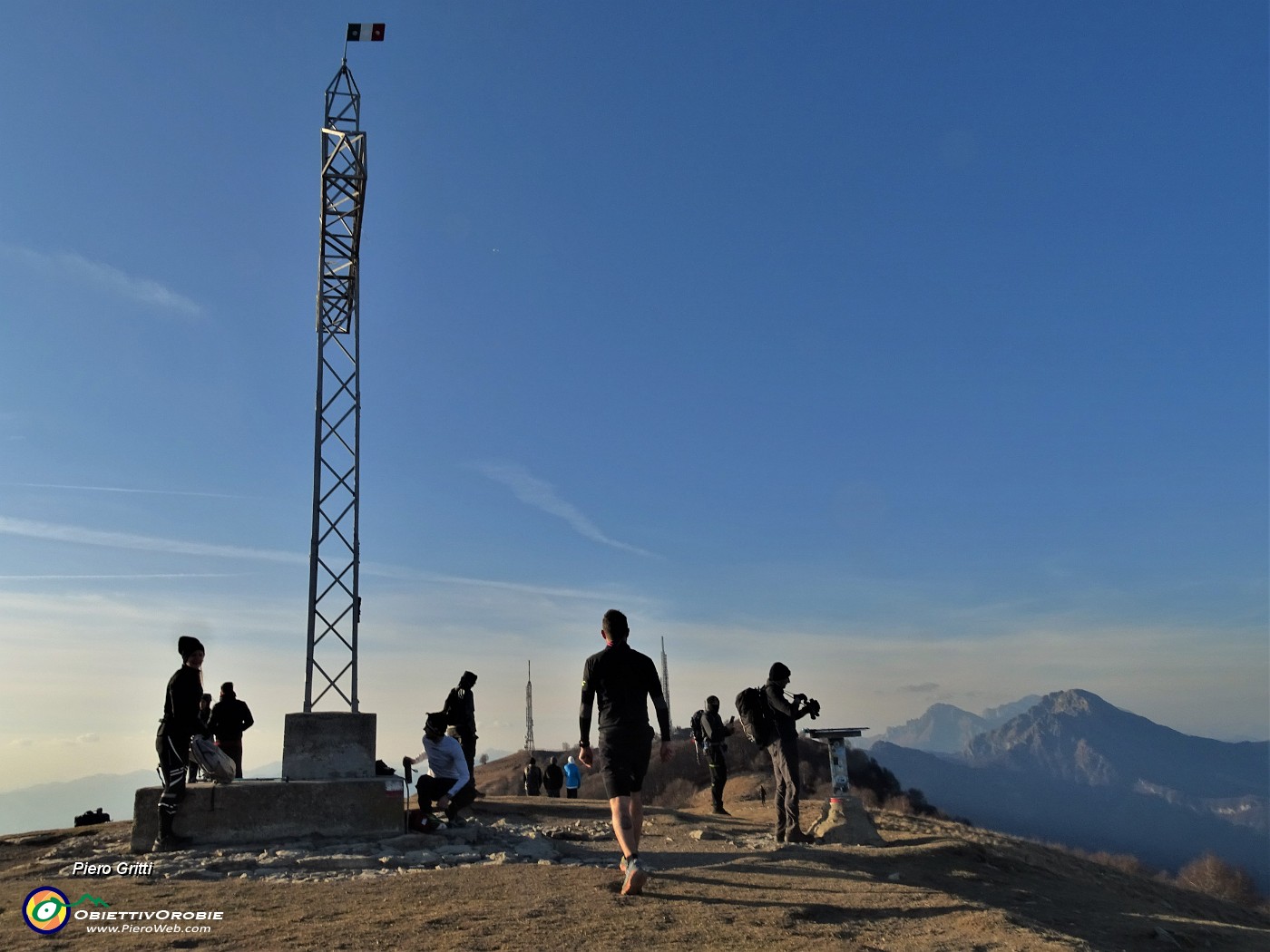 47 In arrivo alla croce di vetta del Linzone (1392 m).JPG